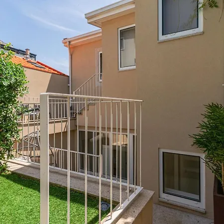 With Beautiful Garden In The Heart Of The Apartmán Porto