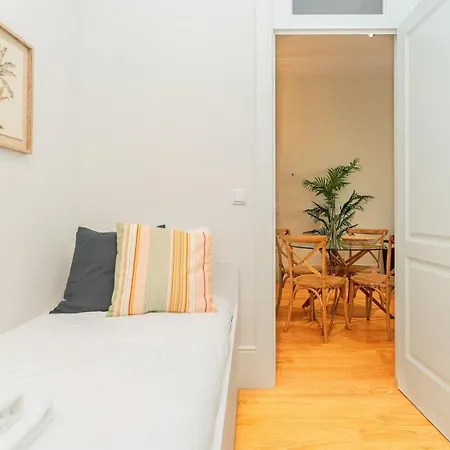 With Beautiful Garden In The Heart Of The Apartment Porto