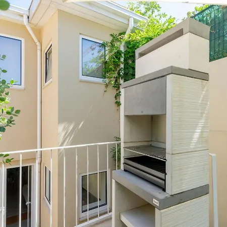 With Beautiful Garden In The Heart Of The Apartment Porto