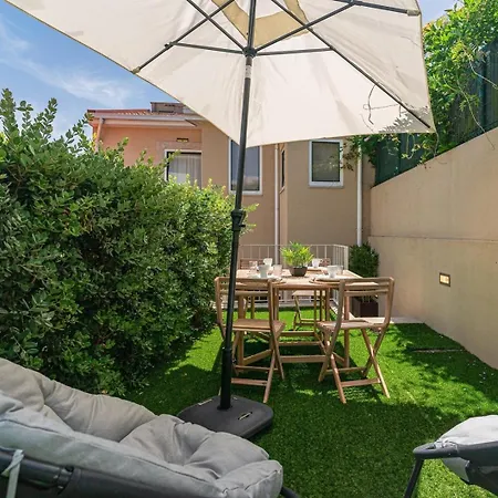 With Beautiful Garden In The Heart Of The Apartmán
