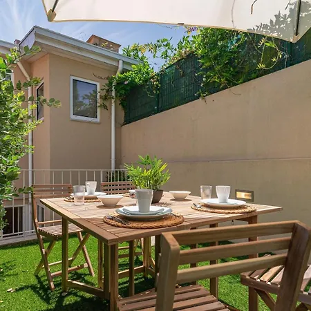 Apartment With Beautiful Garden In The Heart Of The