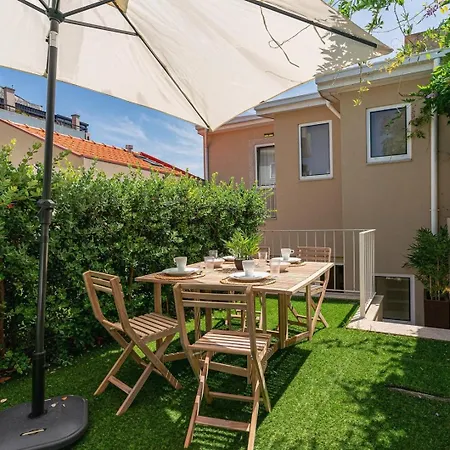 Apartment With Beautiful Garden In The Heart Of The