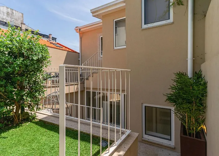 With Beautiful Garden In The Heart Of The Lägenhet Oporto