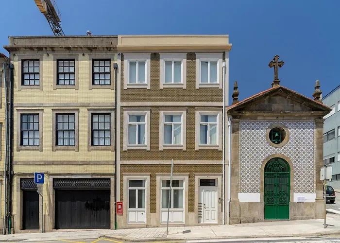 With Beautiful Garden In The Heart Of The * Oporto