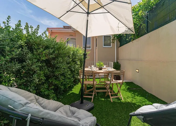 With Beautiful Garden In The Heart Of The Lägenhet