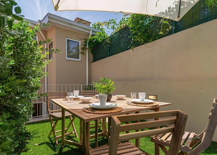 Lägenhet With Beautiful Garden In The Heart Of The